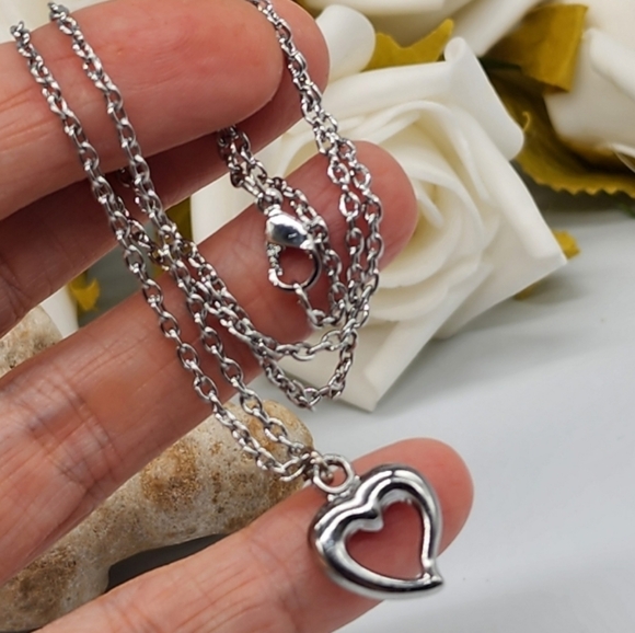 FINAL🪶SALEMinimalist Bespoke Heart Pendant Silver Chain Hypoallergenic Necklace - Picture 4 of 5